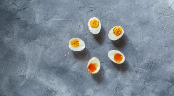 Halbierte, gekochte Eier im Kreis angeordnet – foto: Anna Gieseler