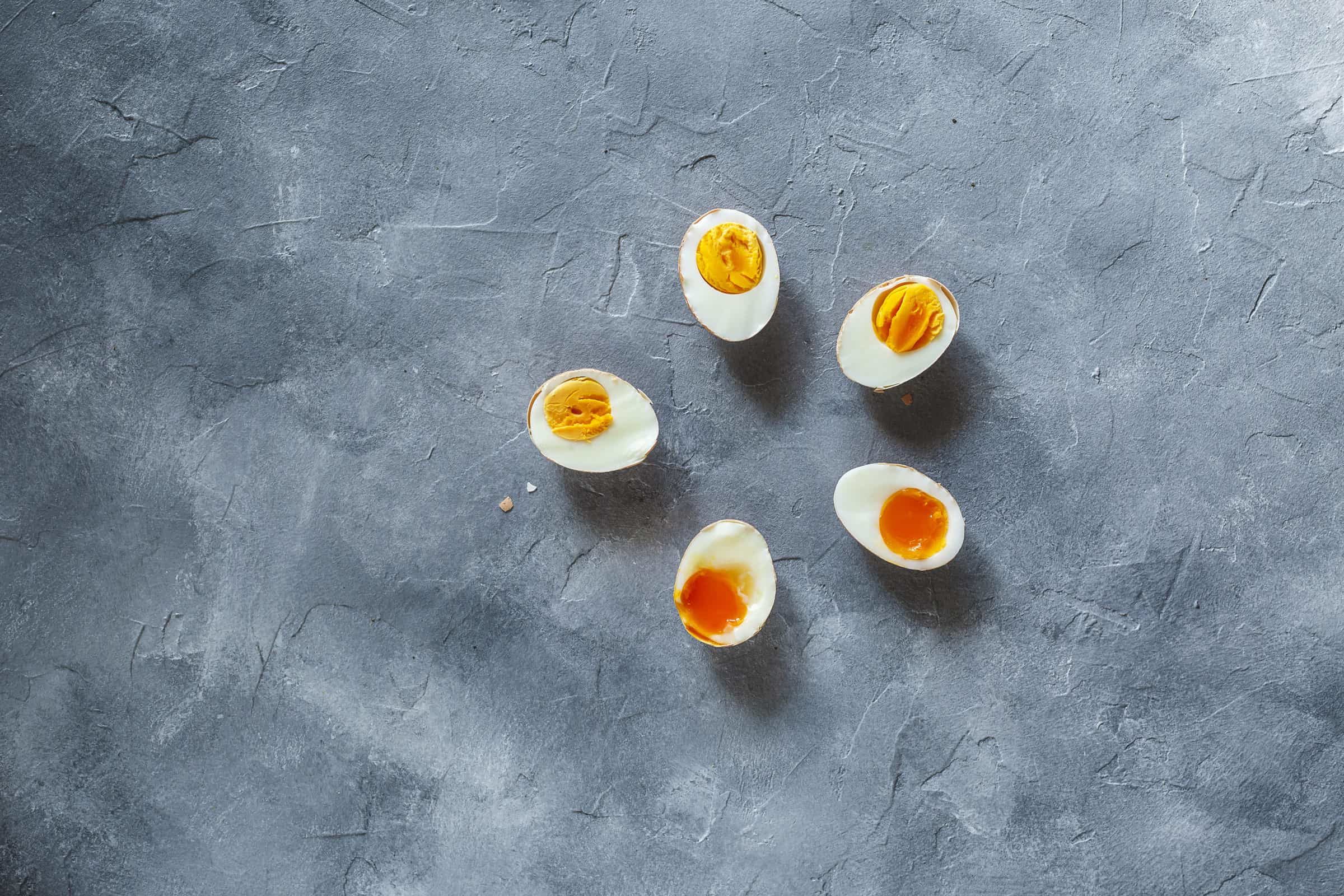 Halbierte, gekochte Eier im Kreis angeordnet – foto: Anna Gieseler