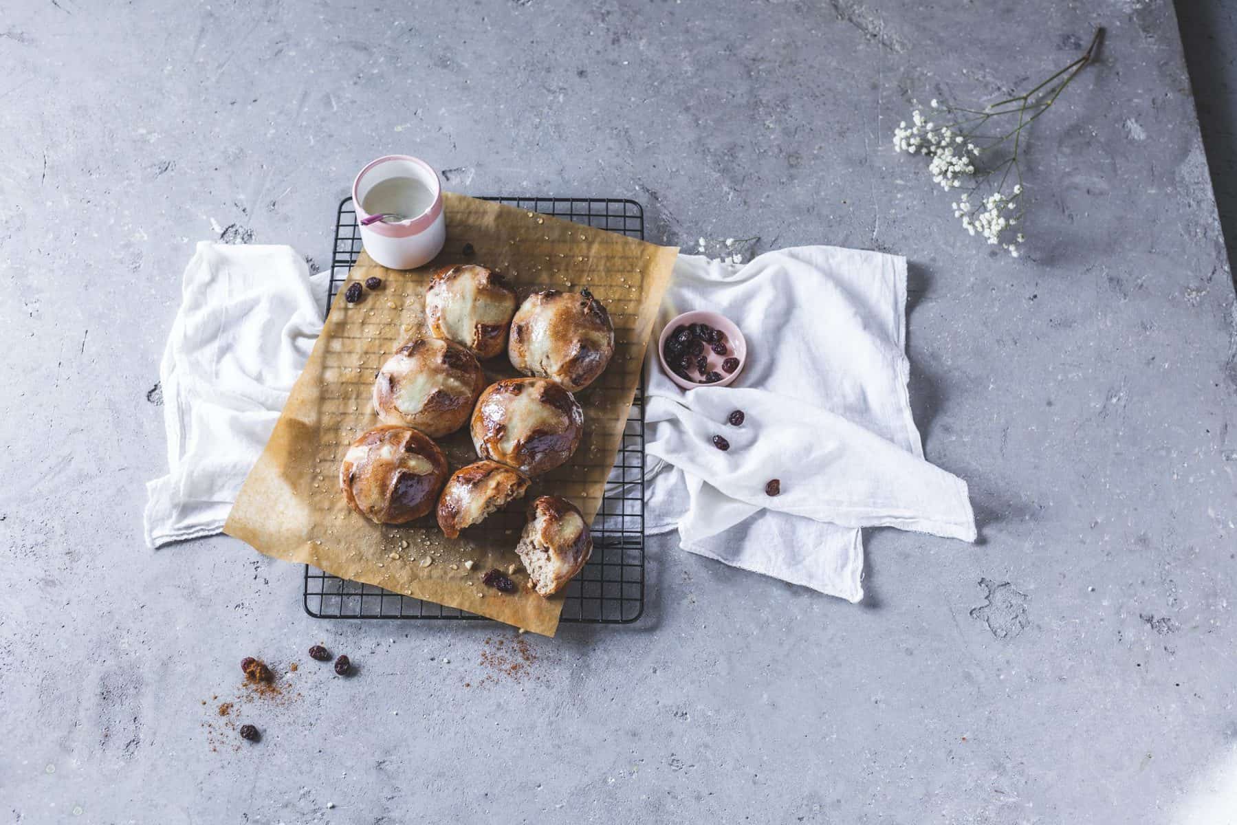Hot Cross Buns - Karfreitagsbrötchen aus Hefeteig