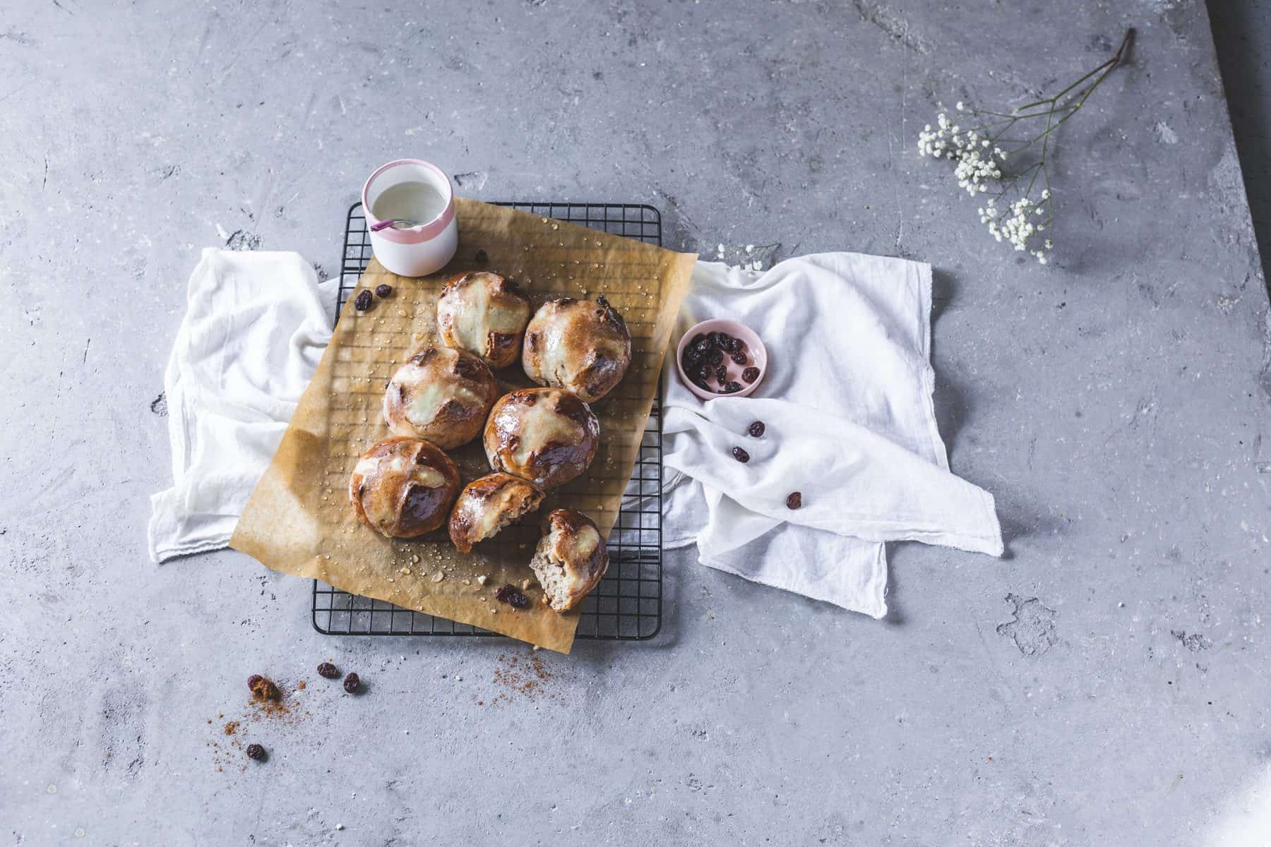 Hot Cross Buns – Karfreitagsbrötchen aus Hefeteig mit dem Thermomix® – Foto: Anna Gieseler