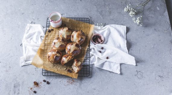 Hot Cross Buns – Karfreitagsbrötchen aus Hefeteig mit dem Thermomix® – Foto: Anna Gieseler