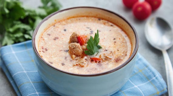 Gyrossuppe mit Fleisch in einer hellen Schüssel