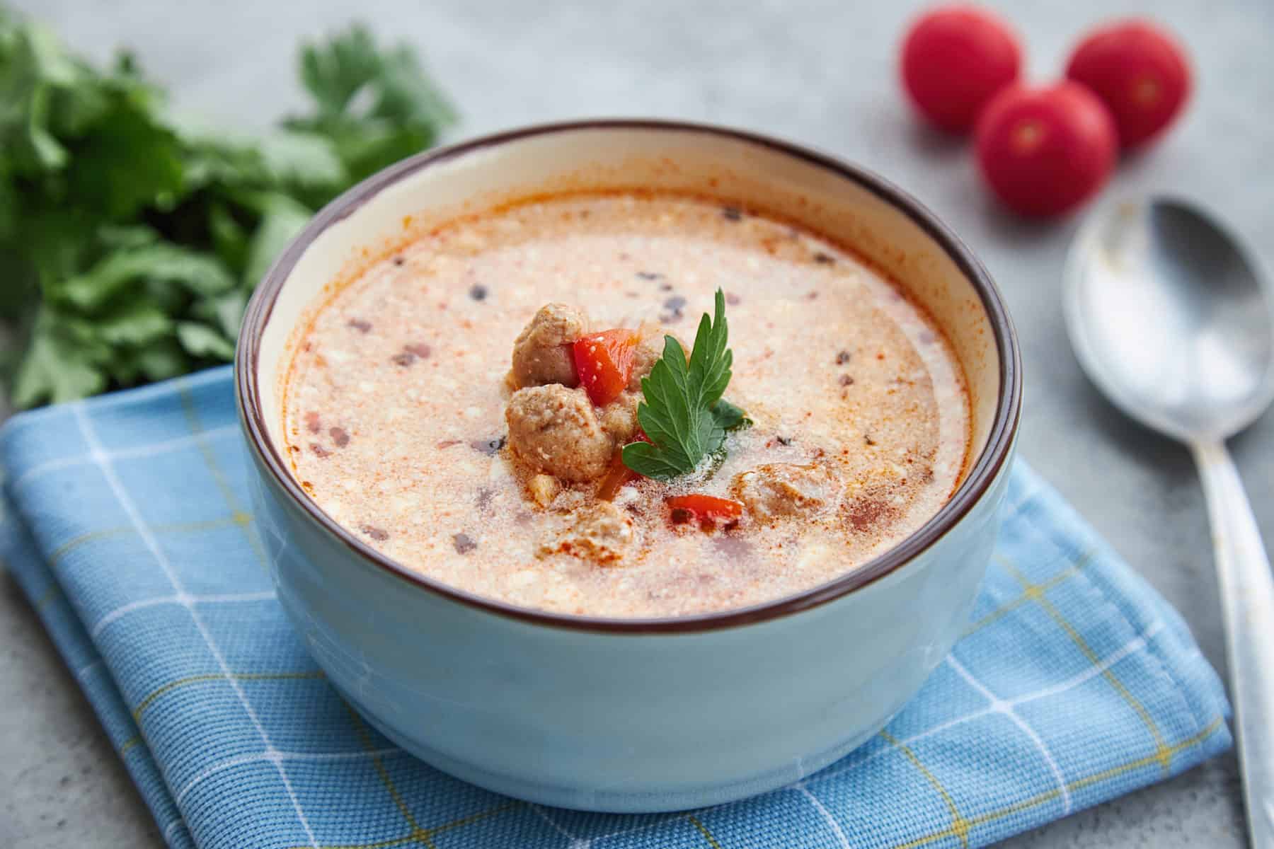 Gyrossuppe mit Fleisch in einer hellen Schüssel