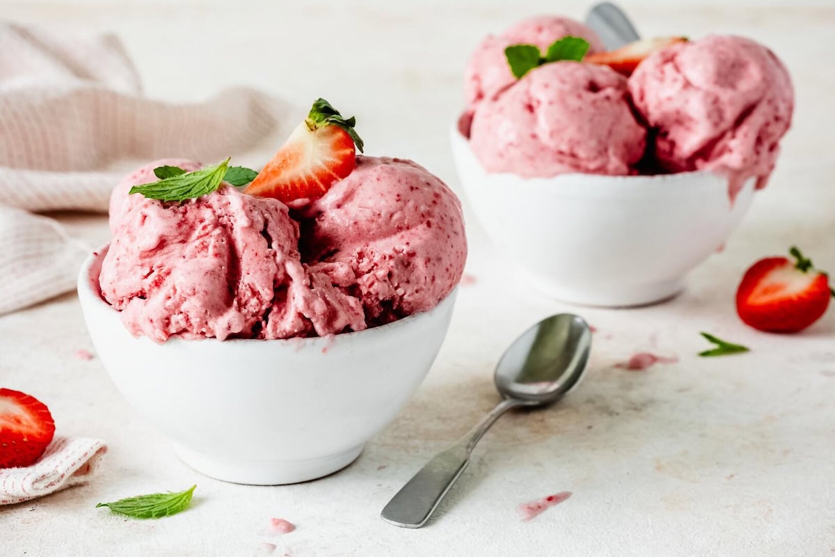 Zwei Schälchen mit Erdbeereis – Foto: Désirée Peikert