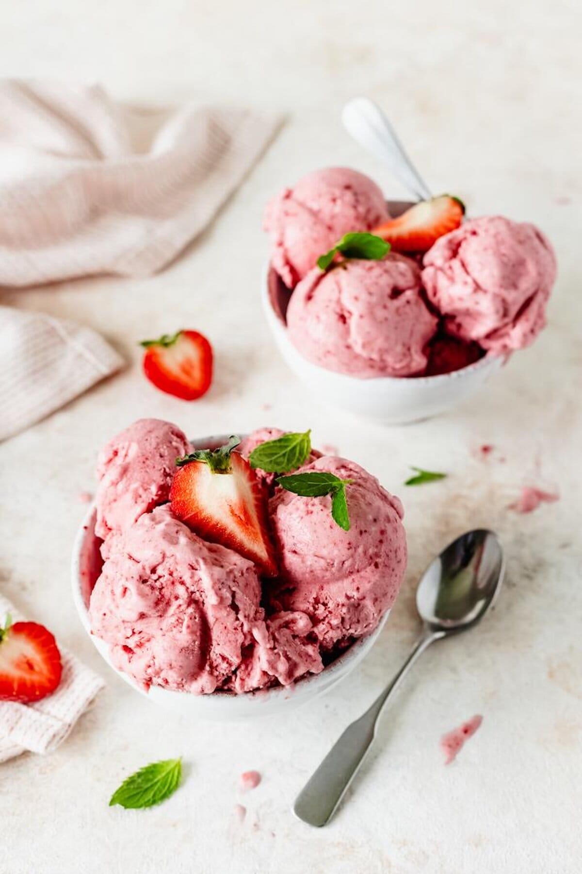 Zwei Schälchen mit Erdbeereis – Foto: Désirée Peikert