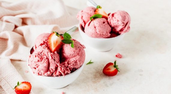 Zwei Schälchen mit Erdbeereis – Foto: Désirée Peikert