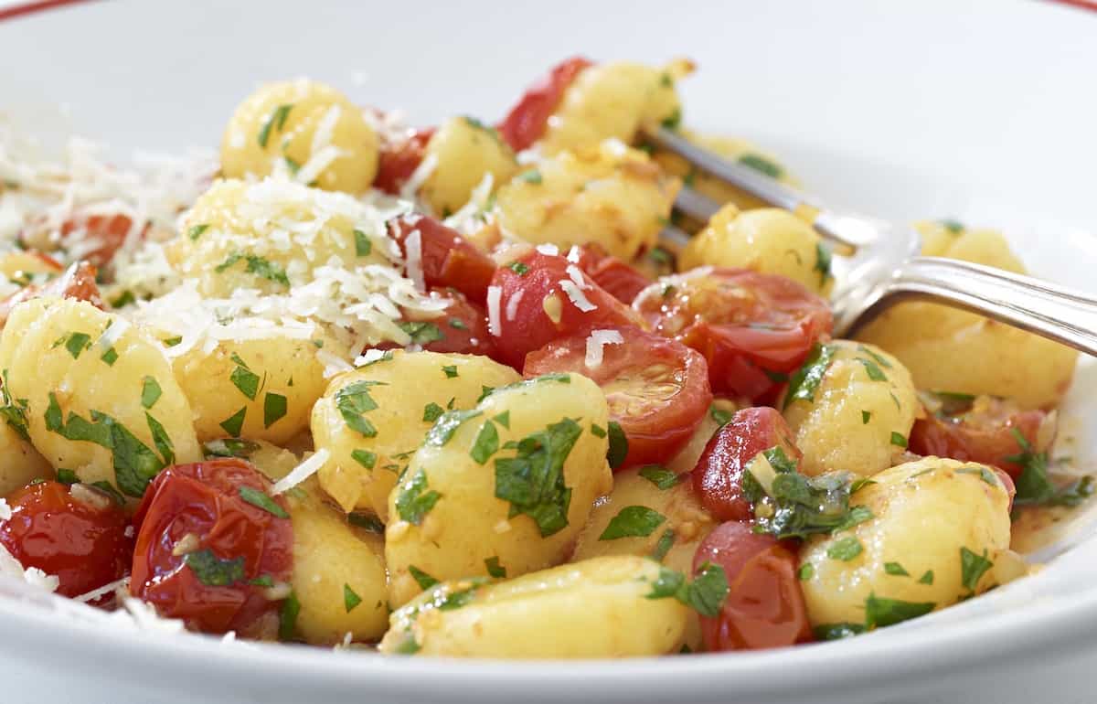 Gnocchi mit Tomaten, Kräutern und Parmesan