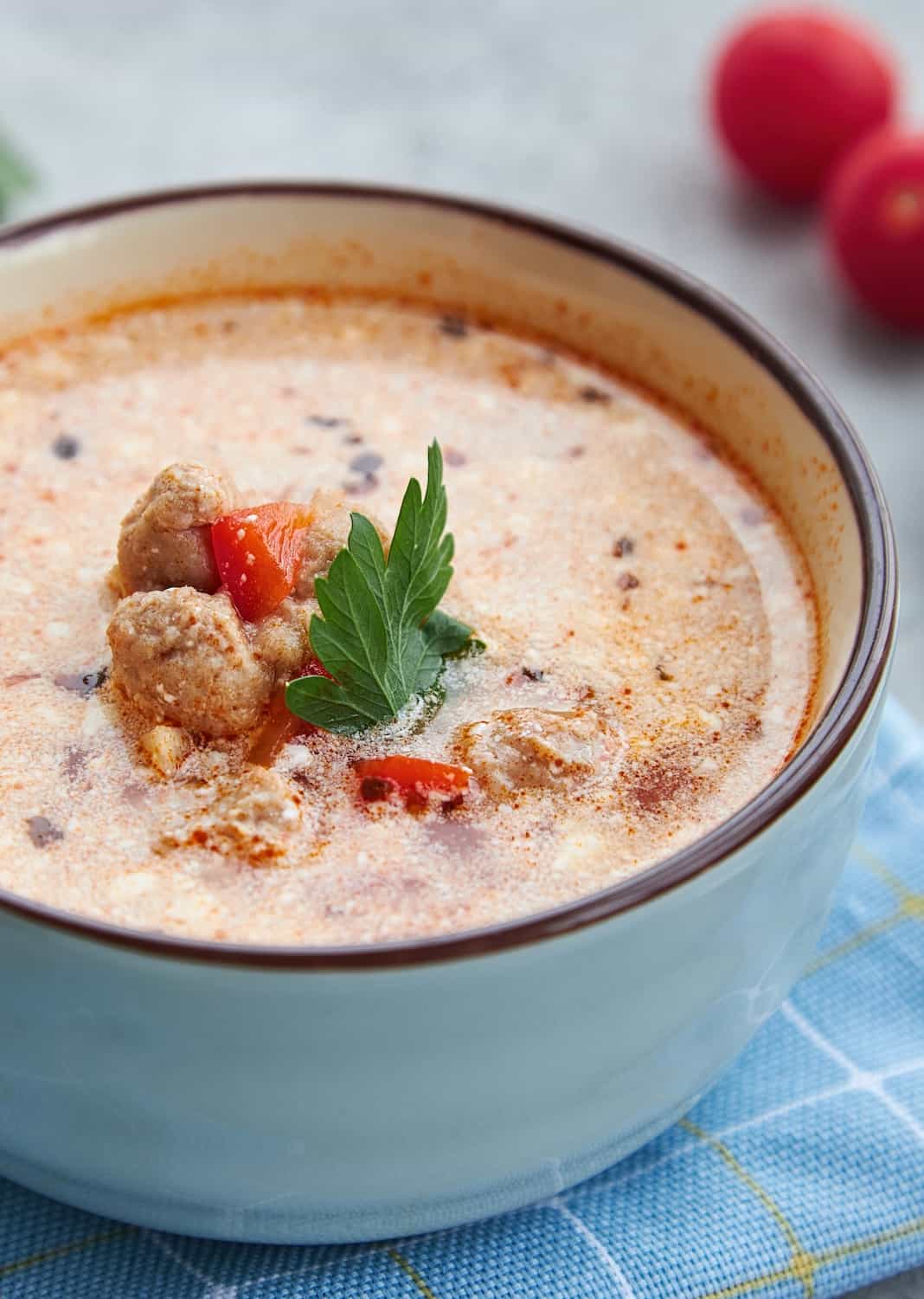 Gyrossuppe mit Fleisch in einer hellen Schüssel