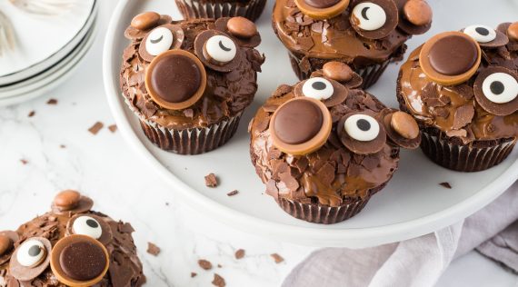 Bärenmuffins mit Toffifee auf einem weißen Teller