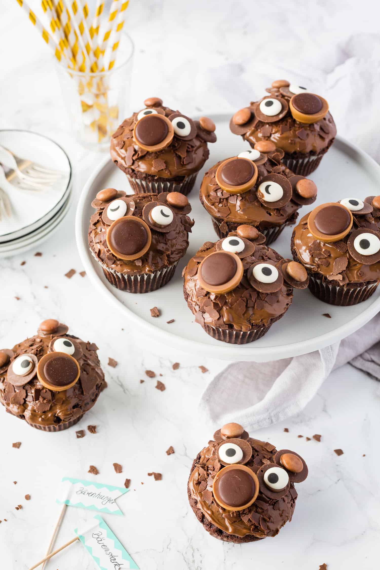 Bärenmuffins mit Toffifee auf einem weißen Teller