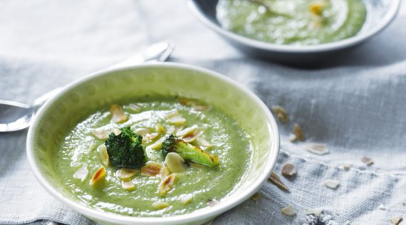 Zwei Teller mit Brokkolisuppe, garniert mit Mandelblättchen