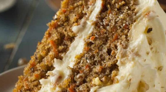 Ein Stück Carrot Cake mit Frosting auf deinem hellgrauen Teller