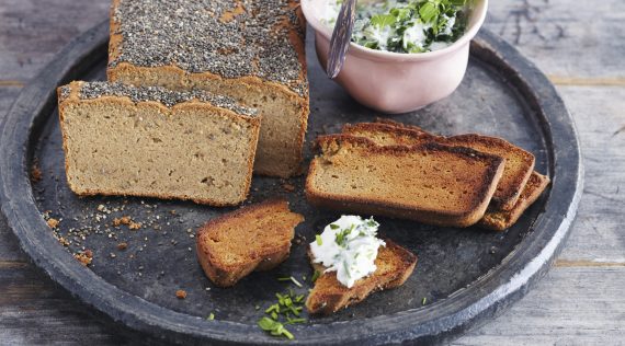 Buttermilch-Toast ohne Mehl mit dem Monsieur Cuisine – Foto: © StockFood / für ZS Verlag / Schütz, Anke