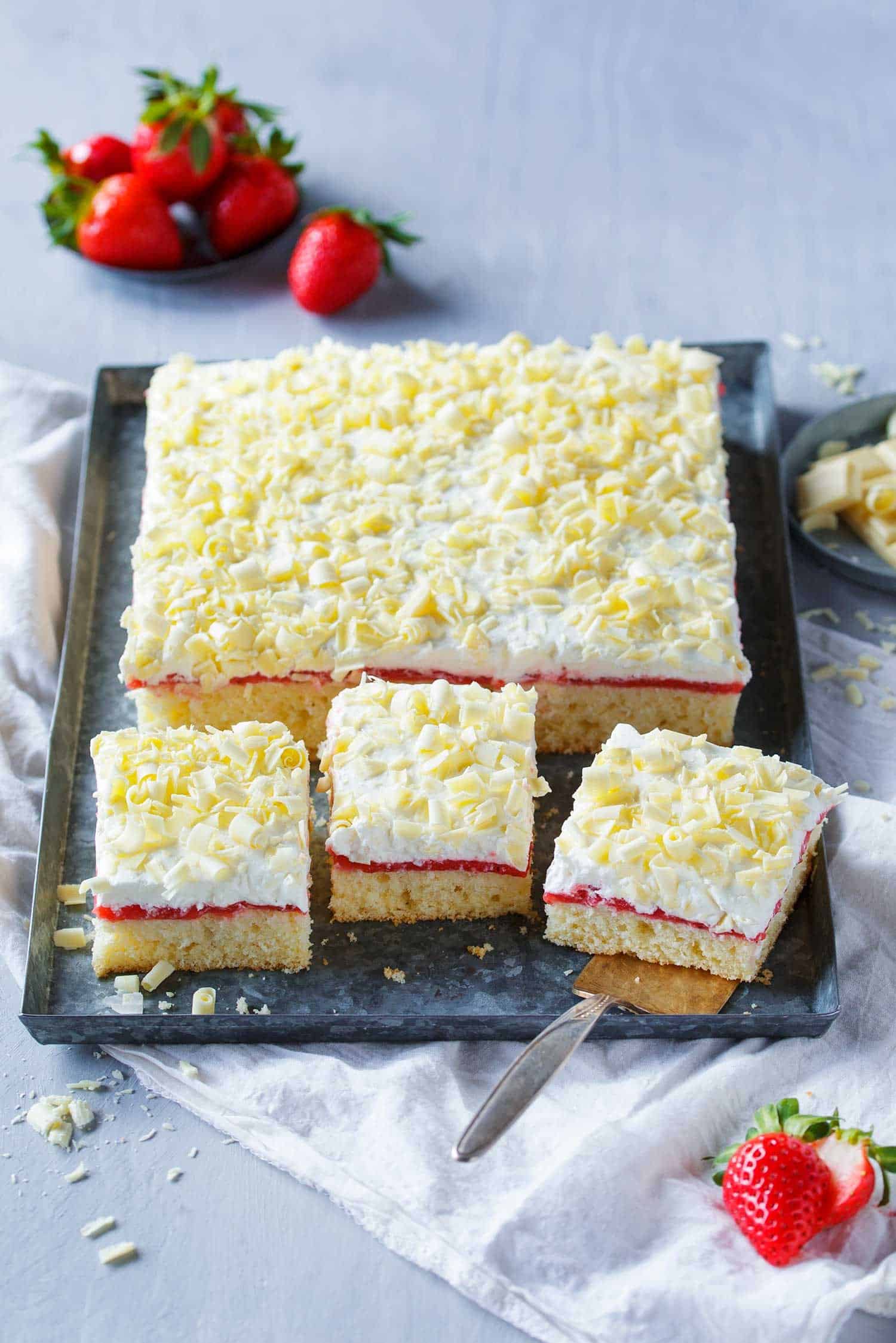 Frau Holle Kuchen mit drei Schichten. Biskuit, Fruchtpürree, Sahne