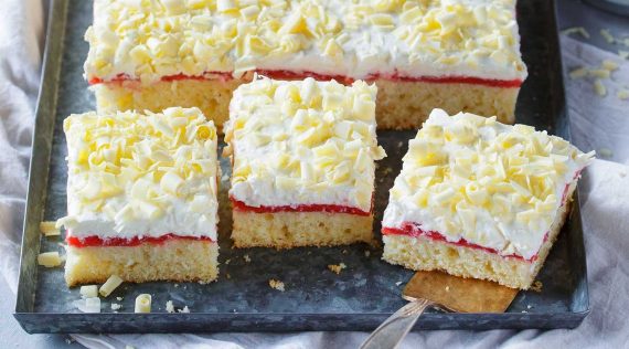 Frau Holle Kuchen mit drei Schichten. Biskuit, Fruchtpürree, Sahne