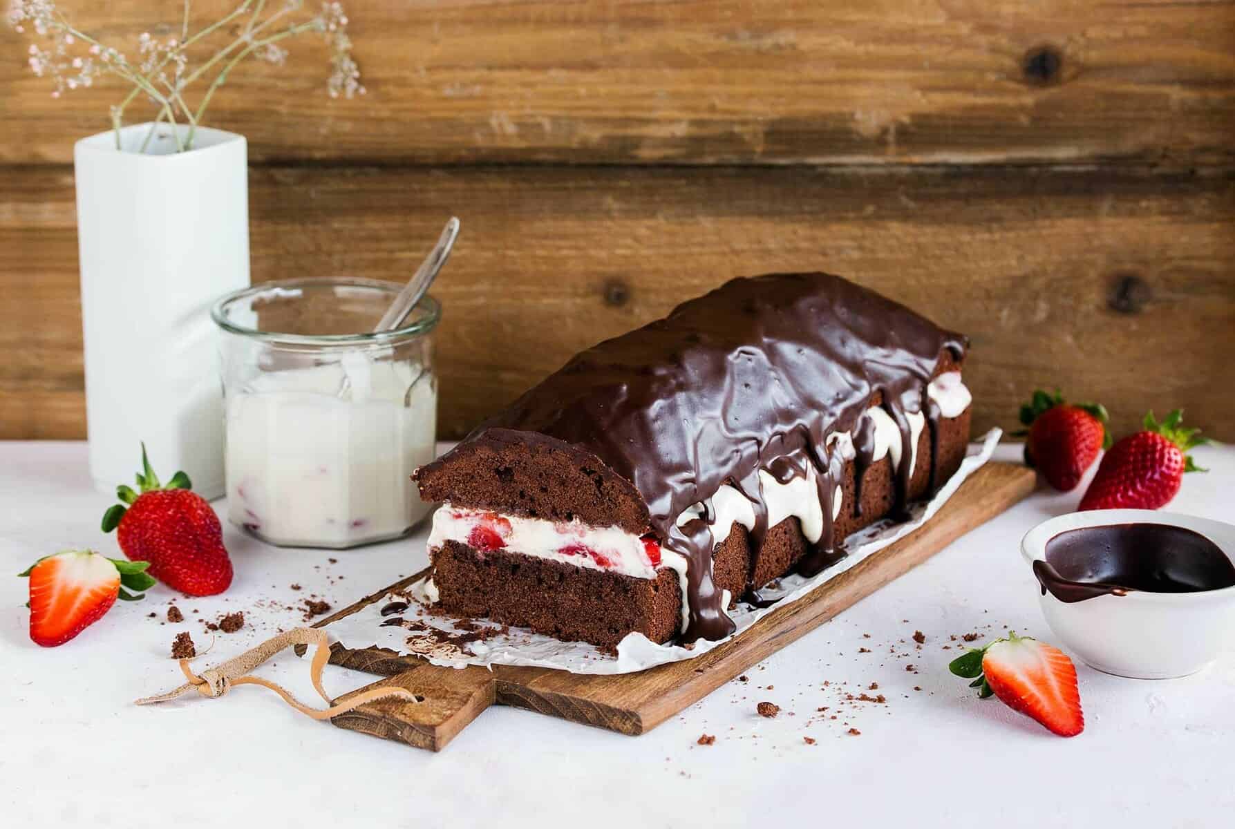 Schokoladenkuchen in Kastenform mit einer Sahne-Erdbeerfüllung, angeschnitten
