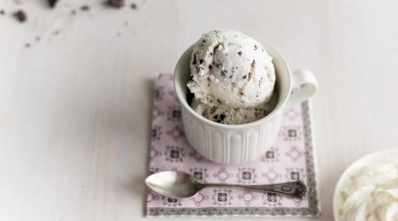 Eine Kugel Stracciatella-Eis in einem weißen Schälchen