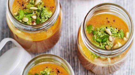 Tomatensuppe in Gläsern mit Pesto und Pinienkernen