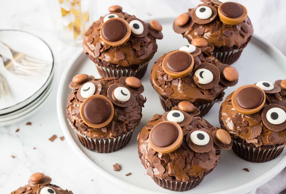 Bärenmuffins mit Toffifee auf einem weißen Teller