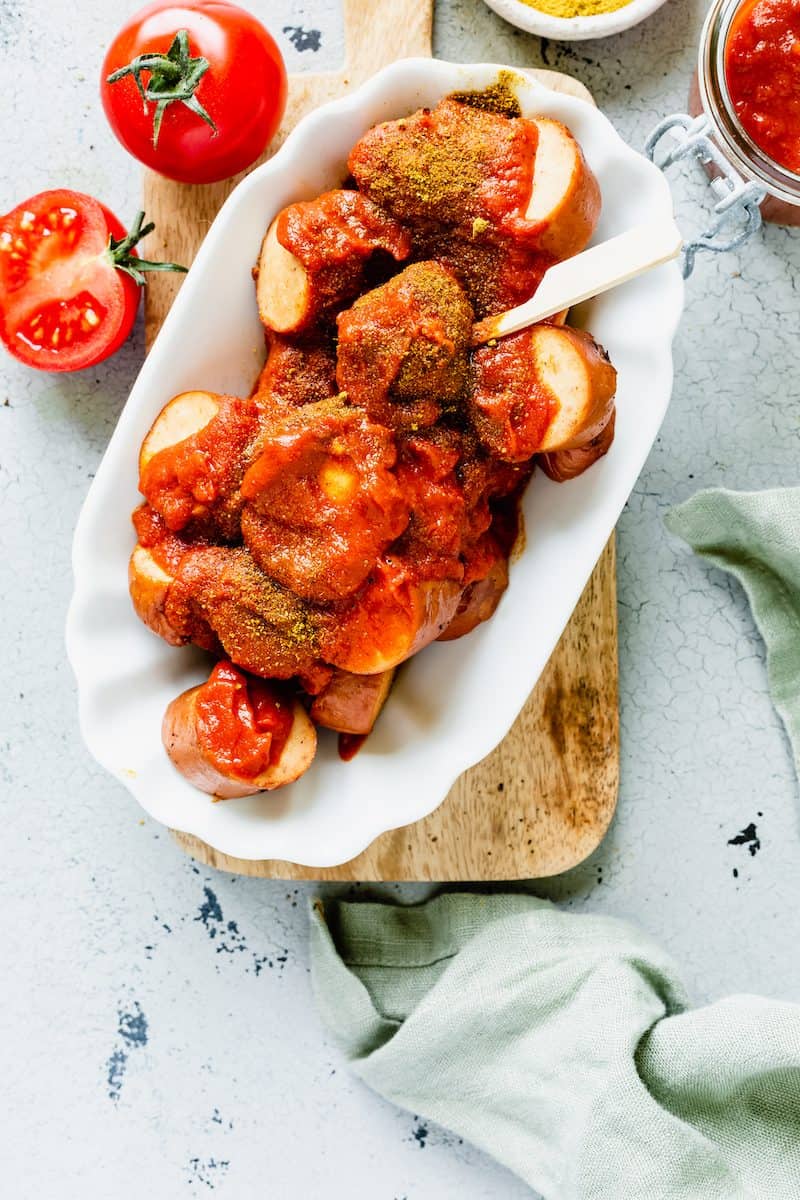 Currywurst in einer weißen Schale