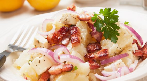 Kartoffelsalat mit Feta – Foto: Adobe Stock