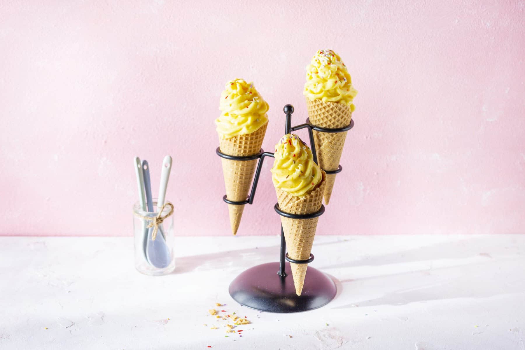 Gelbes Softeis in einer Waffel