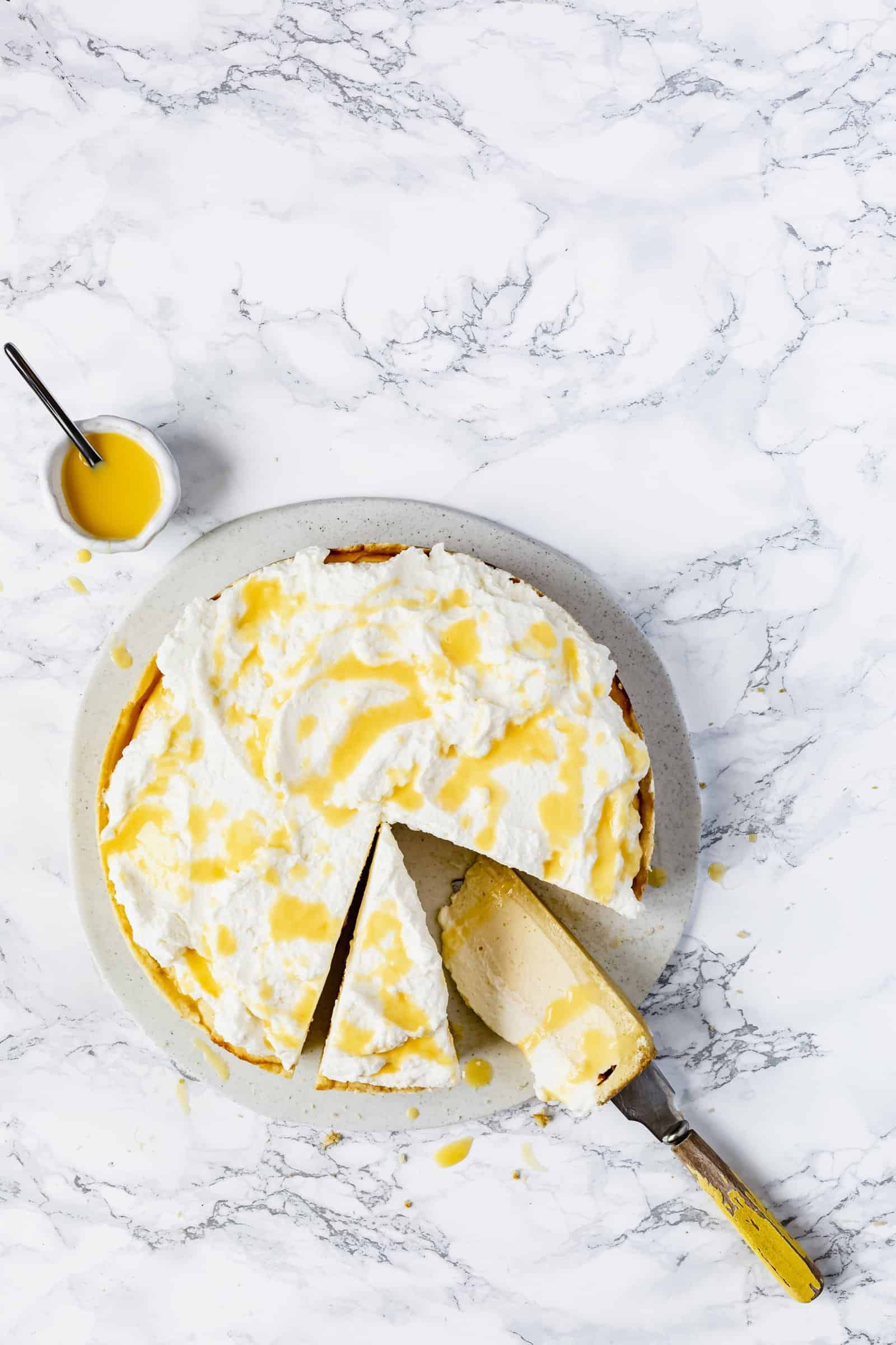 Eierlikör-Käsekuchen auf einem Marmoruntergrund, von oben fotografiert