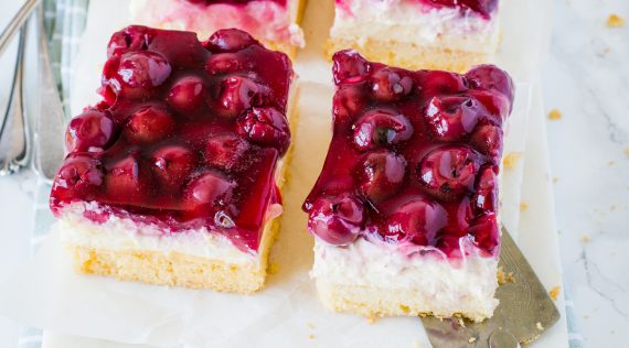 Zwei Stücke Schmandkuchen mit Kirschen vom Blech mit dem Thermomix®