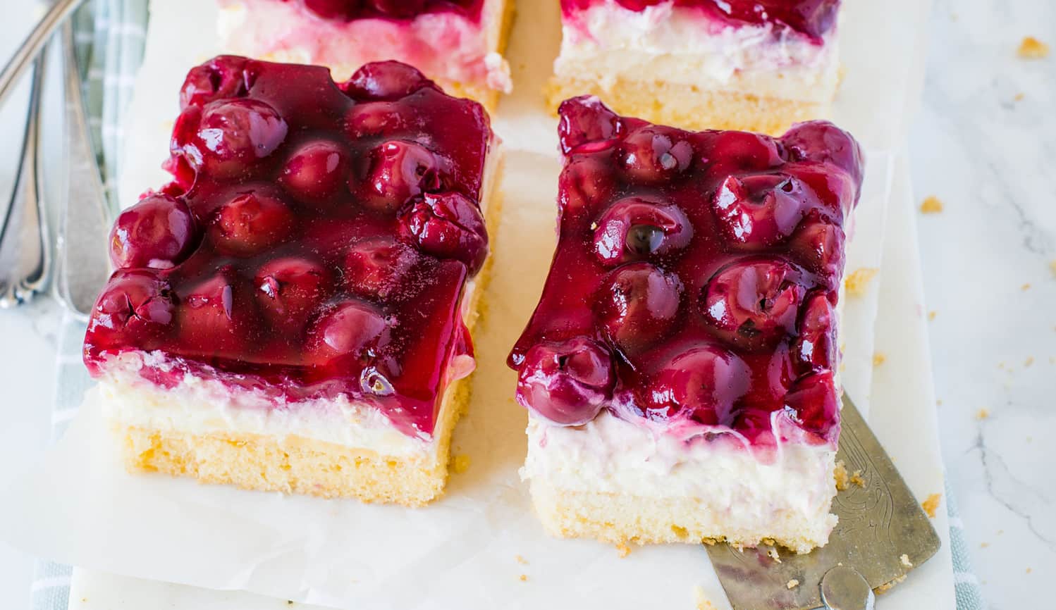 Zwei Stücke Schmandkuchen mit Kirschen vom Blech mit dem Thermomix® 