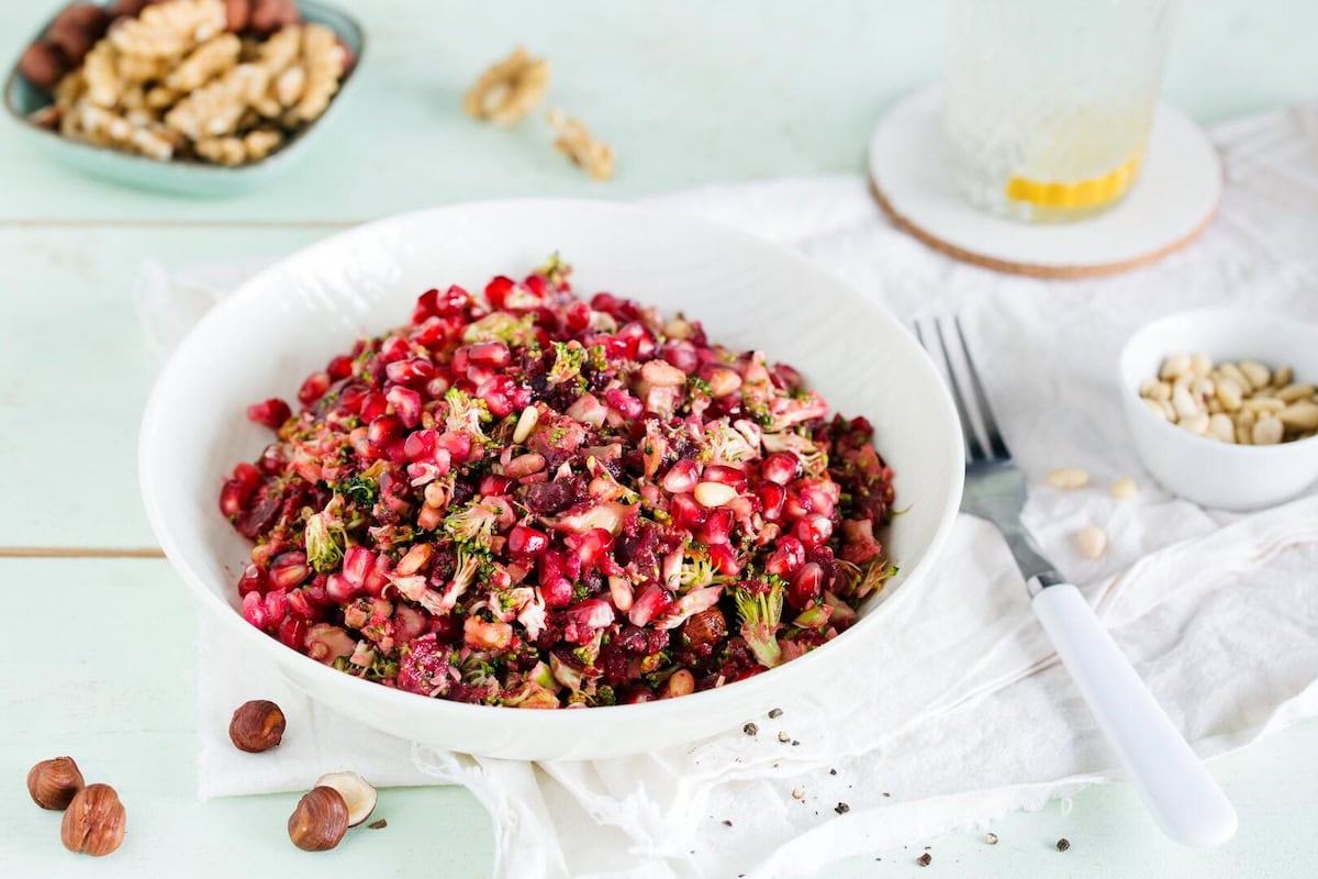 Brok­ko­li-Sa­lat mit Nüs­sen und Gra­nat­ap­fel – Foto: Anna Gieseler