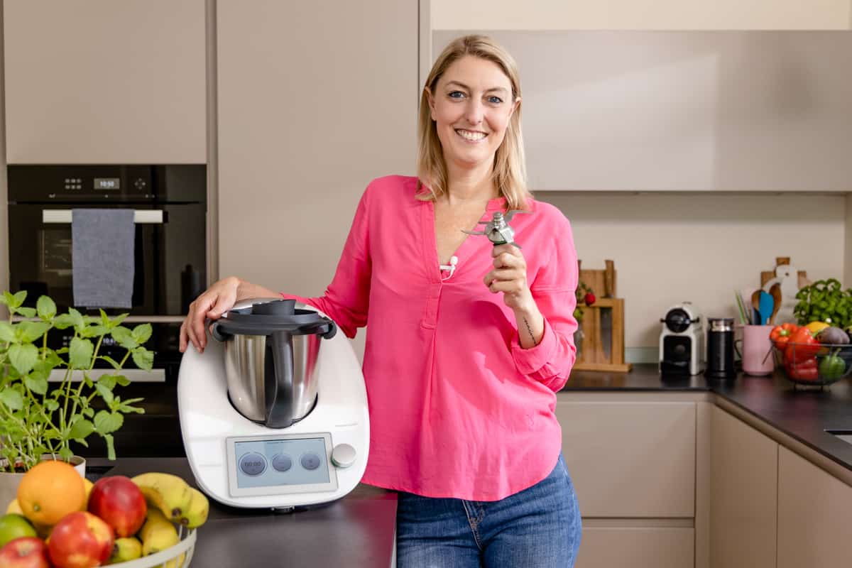 Désirée zeigt das Messer des Thermomix® – Foto: Anna Gieseler