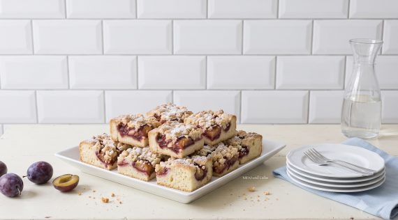 Ein Teller mit Pflaumenkuchen in Stücken
