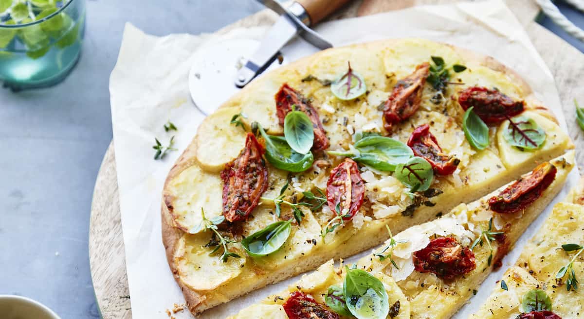 Pizza Bianca mit getrockneten Tomaten, Kräutern und Kartoffeln von oben fotografiert