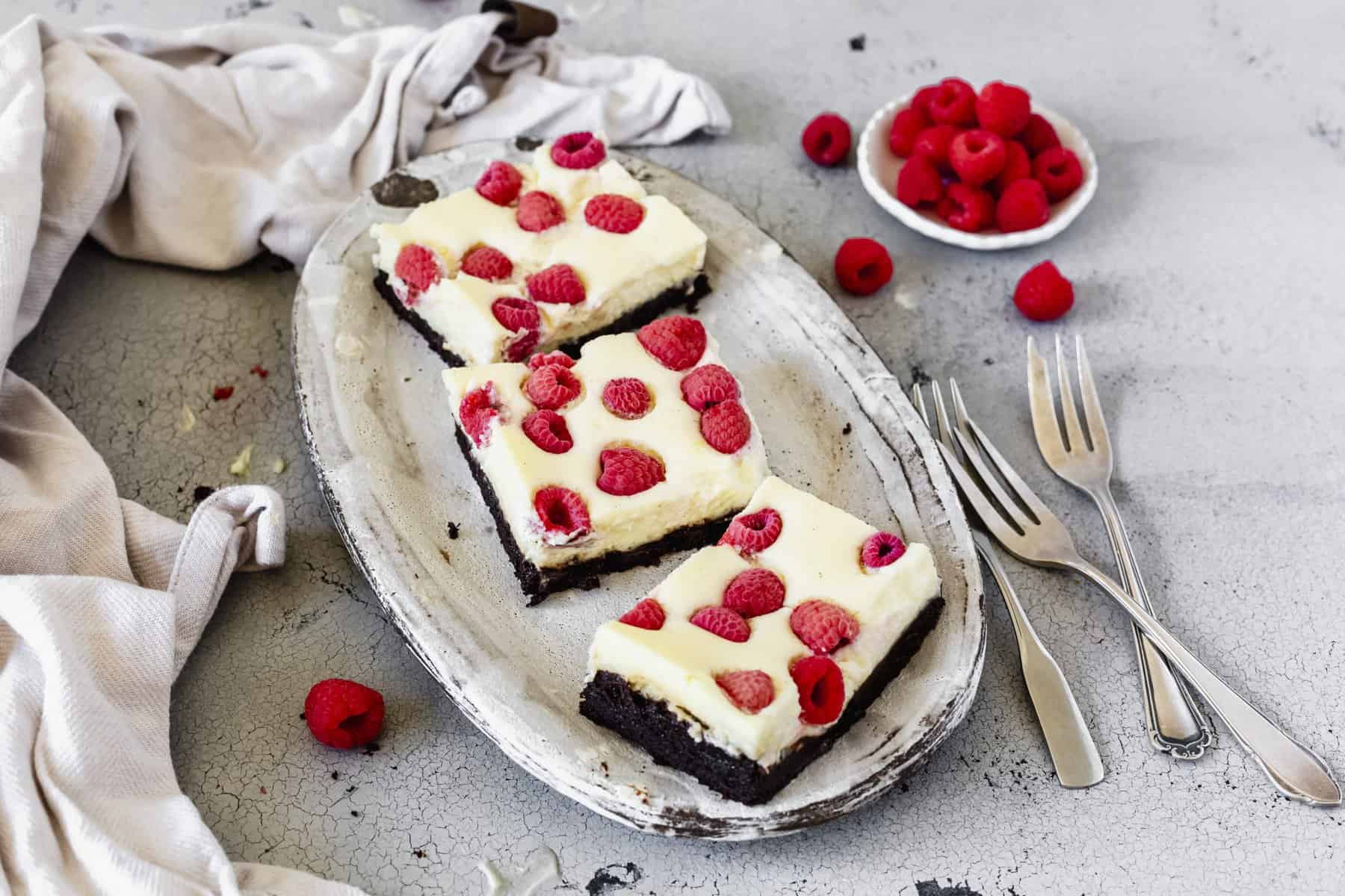 Cheesecake-Brownies mit Himbeeren