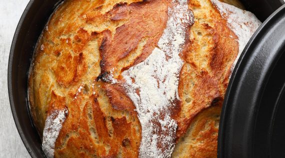 Kartoffelbrot in einer Gusseisernen Form von oben fotografiert