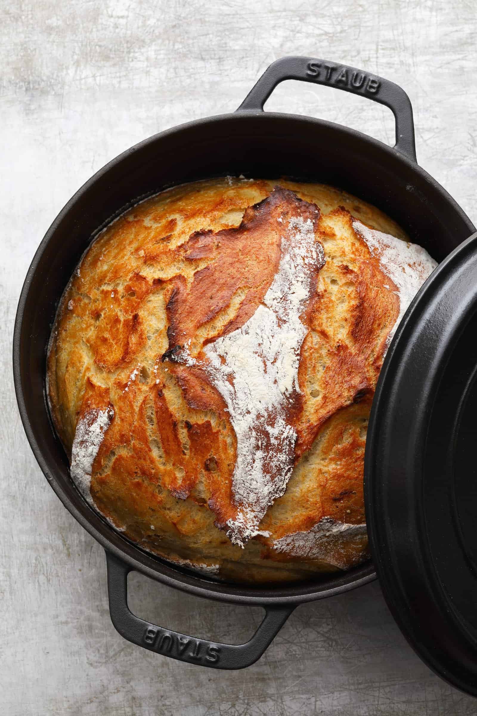 Kartoffelbrot in einer Gusseisernen Form von oben fotografiert