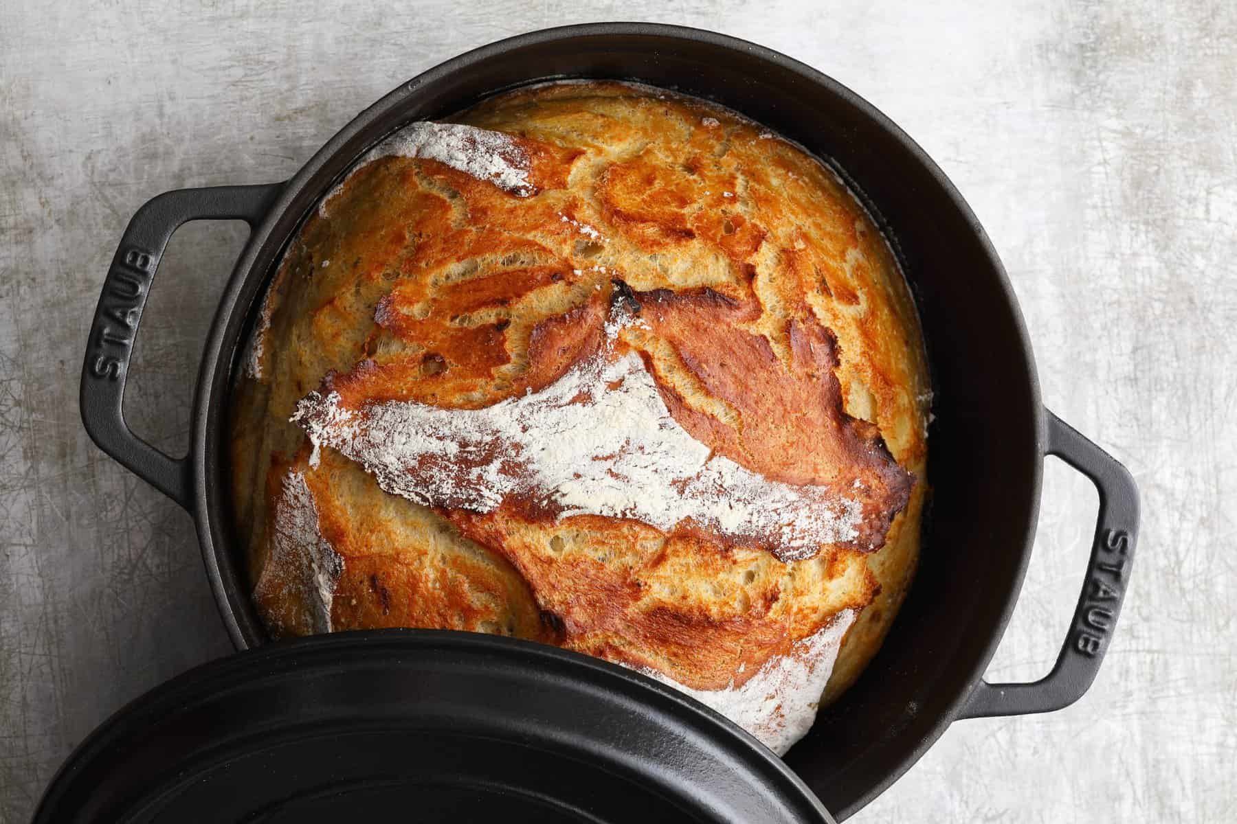 Kartoffelbrot in einer Gusseisernen Form von oben fotografiert