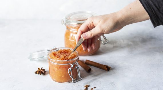 Zwei Gläser mit rotem Apfelmus