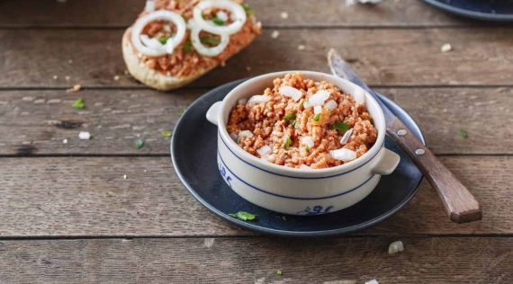 Veganes Mett in einem Schälchen auf Holztisch