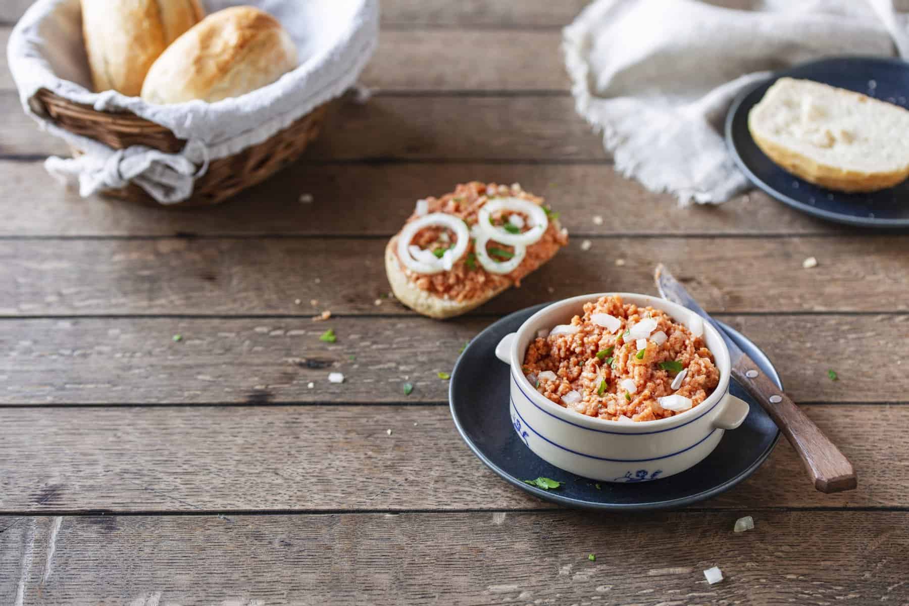 Veganes Mett in einem Schälchen auf Holztisch