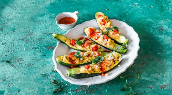 Gefüllte Zucchini mit Couscous auf einem weißen Teller – Foto: Tina Bumann