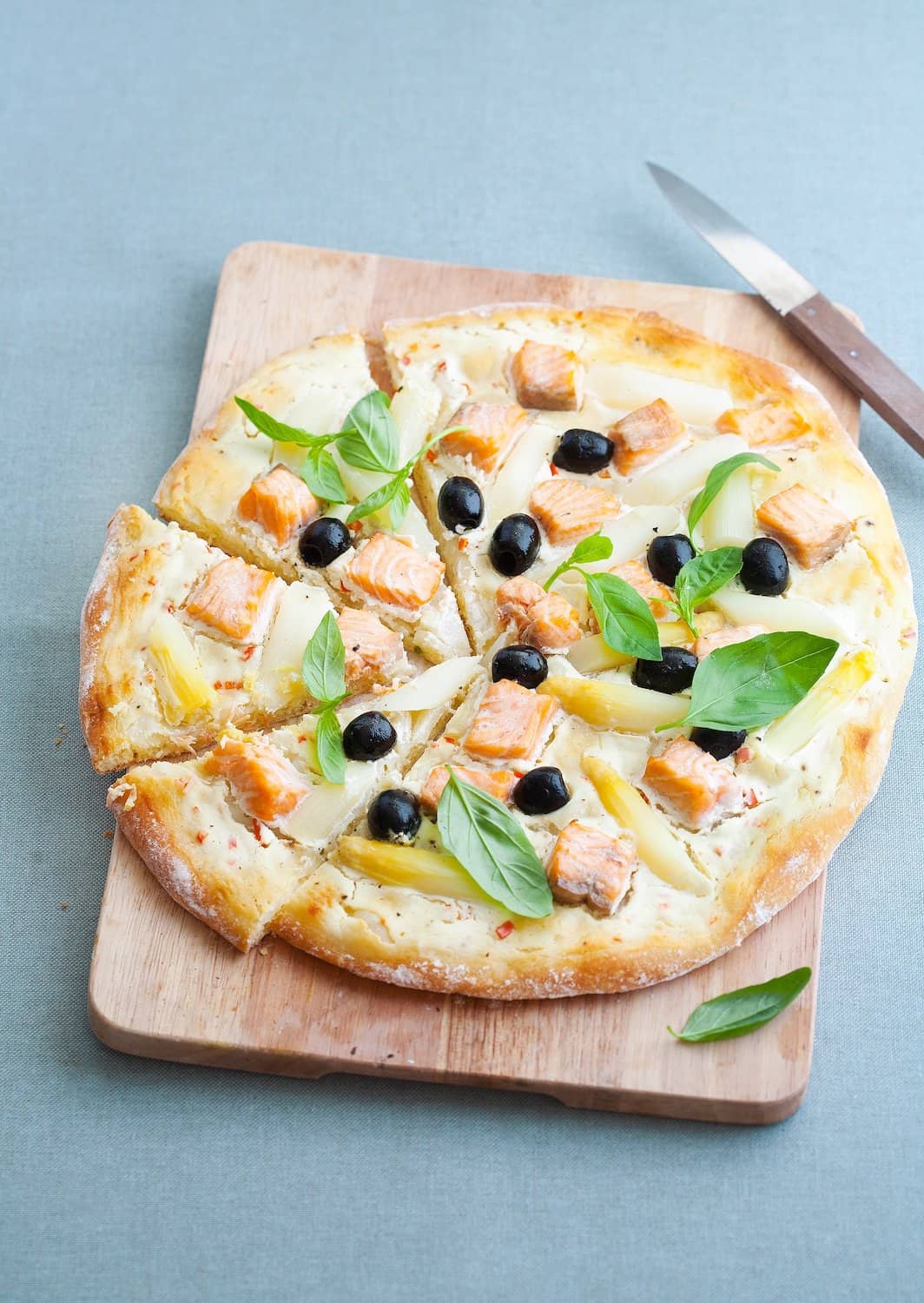 Pizza mit Lachs und Oliven – Foto: Ira Leoni