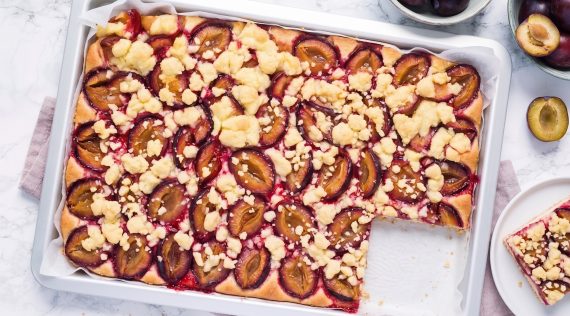 Zwetschgenkuchen mit Streuseln auf einem Blech von oben fotografiert