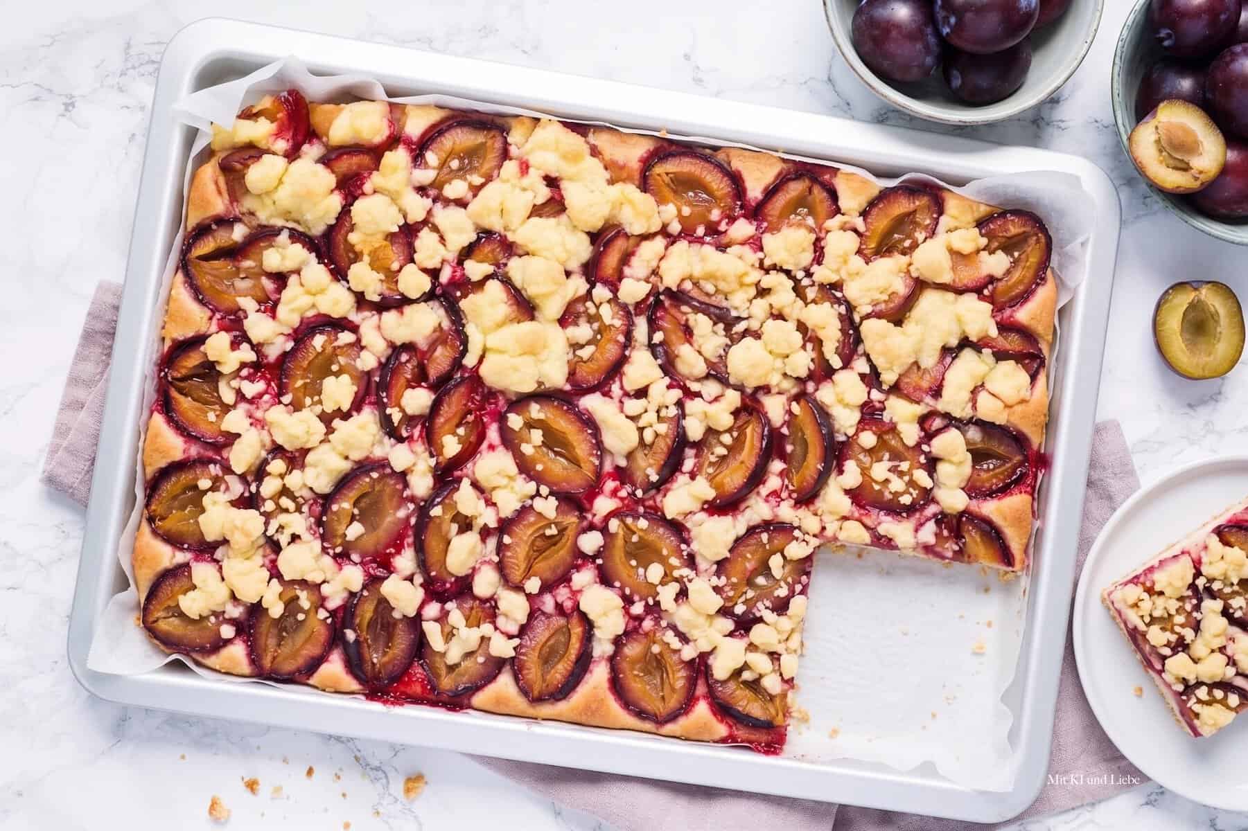Zwetschgenkuchen mit Streuseln auf einem Blech von oben fotografiert