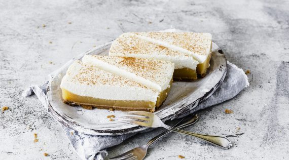 Apfelmuskuchen mit dem Monsieur Cuisine. Vier Stück Kuchen auf einer silbernen Platte. Keksboden, Apfelmus und Creme