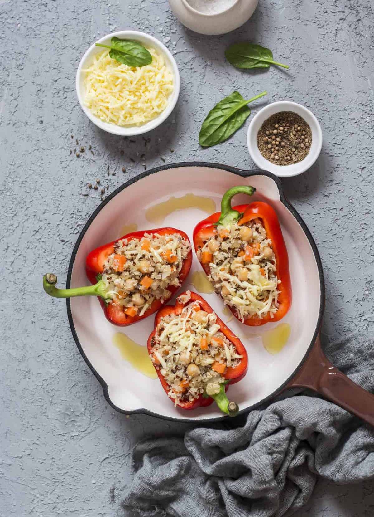 Gefüllte Paprika mit Blumenkohlreis mit dem Monsieur Cuisine – Foto: Gettyimages/OksanaKiian