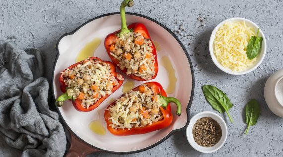 Gefüllte Paprika mit Blumenkohlreis mit dem Monsieur Cuisine – Foto: Gettyimages/OksanaKiian