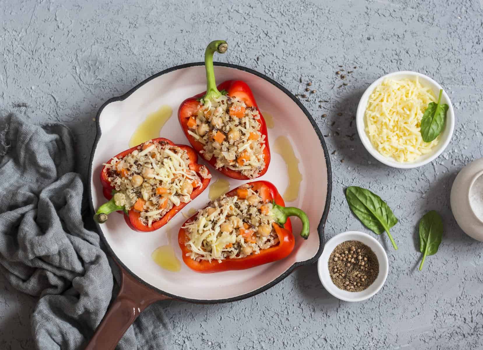 Gefüllte Paprika mit Blumenkohlreis mit dem Monsieur Cuisine – Foto: Gettyimages/OksanaKiian