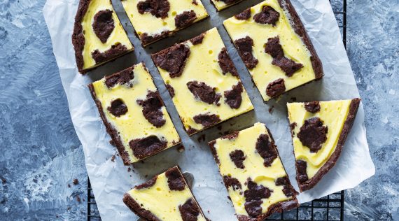 Russischer Zupfkuchen von oben fotografiert auf einem grauen Untergrund