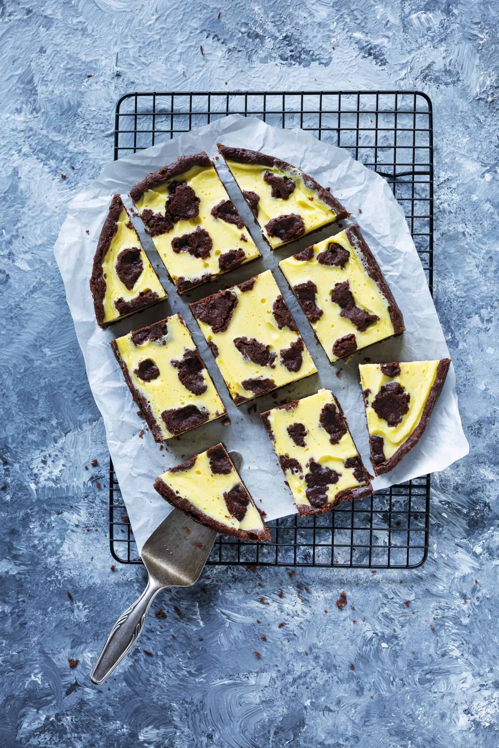 Russischer Zupfkuchen von oben fotografiert auf einem grauen Untergrund